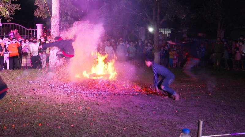 Xã Tân Bắc tổ chức Lễ hội nhảy lửa đón Đoàn công tác của tỉnh Bến Tre và Tổng Liên đoàn Lao động Việt Nam